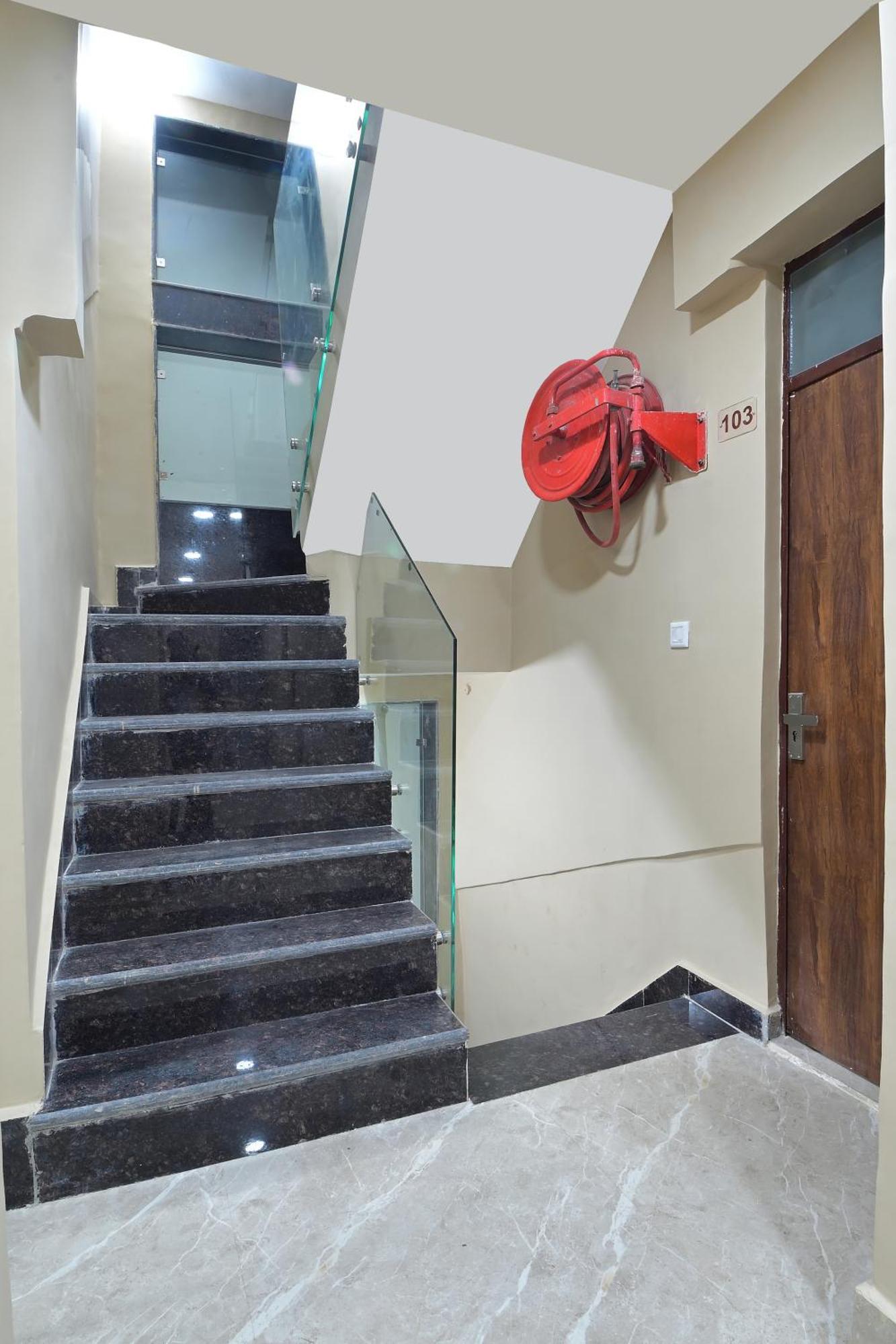 Chowdhry Tourist - Railway Station - 2 Minutes Walk Hotel New Delhi